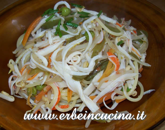 Spaghetti saltati con verdure e aglio cinese