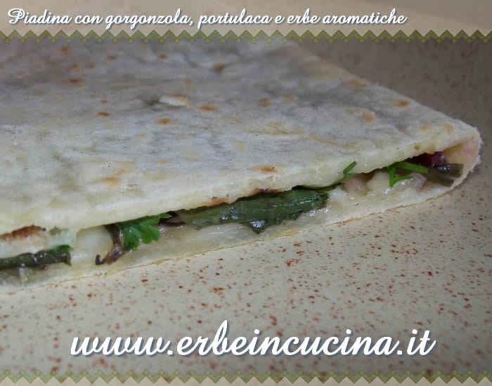 Piadina con gorgonzola, portulaca e erbe aromatiche