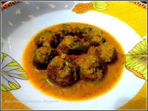 Spiced raw/unripe banana balls with rich gravy